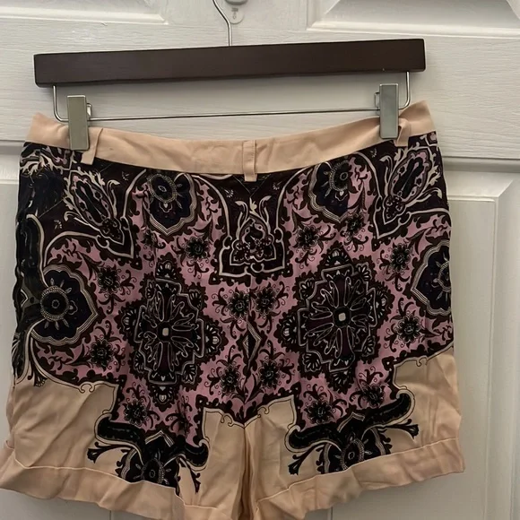 PRE-OWNED FOREVER 21 WOMEN'S PRINTED SHORTS- SMALL - Picture 5 of 6
